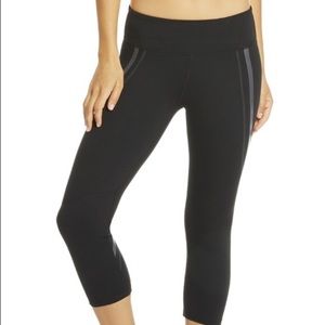 NWT Fabletics Rylie Capri, Black